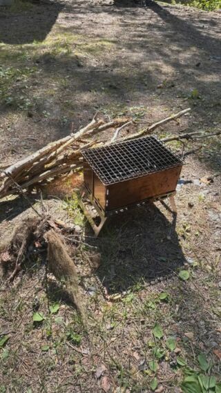 En liten smidig vedeldad grill och eldstad är alltid bra att ha med sig. Tändvirket finns i skogen på marken. #elda #winnerwell #vildmark #naturen