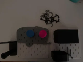 Skriver ut lite förvaring på 3D skrivaren till vagnen. Ikea Skådis variant i husvagns format, samt till toaletten för lite förvaring. #fritidsvagnen #niewiadów #freedomcaravans #husvagn #husvagnsliv