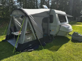 På plats i Älvdalens Camping #niewiadów126n #fritidsvagnen #niewiadów #niewiadow #freedomcaravans #husvagnochcamping #poletta #husvagnsemester