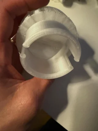 Senaste 3D utskriften till husvagnen. 180 gradig riktning av värmen i trumatic utblåsen om man skulle behöva. Bara att stoppa in i dom befintliga utblåsen. #fritidsvagnen #niewiadów #freedomcaravans #husvagnochcamping