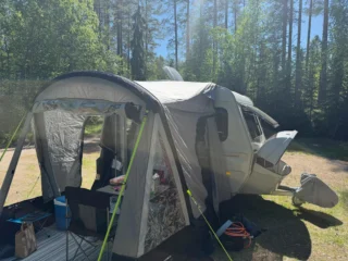 Svensk för sommar, värmande sol i skogarna. #niewiadów #fritidsvagnen #husvagn #freedomcaravans  #predomcaravan